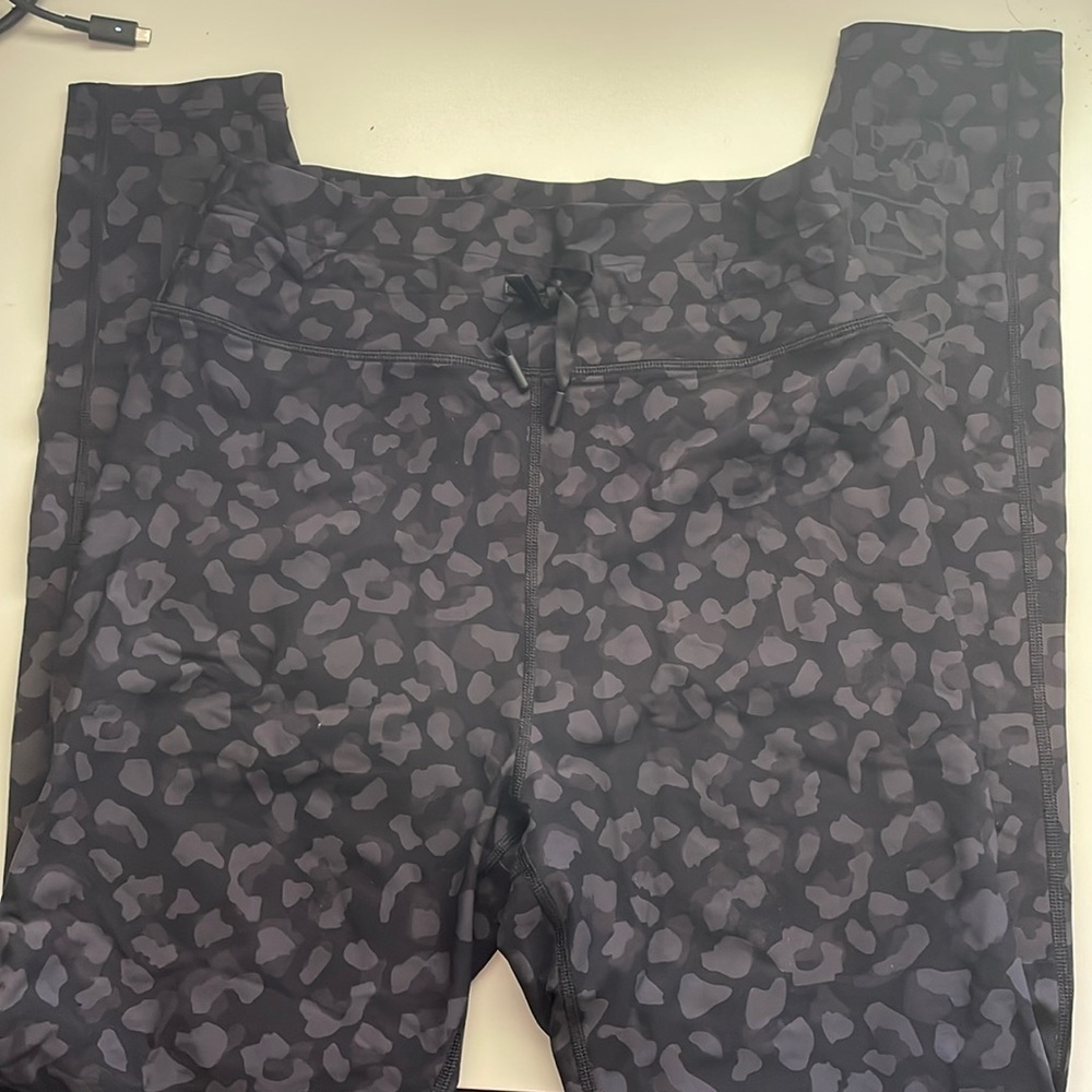 Sarah’s Day x White Fox Active cheetah leggings L